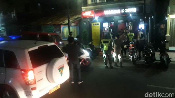 Petugas gabungan bubarkan warga berkerumun jelang PSBB di Cianjur