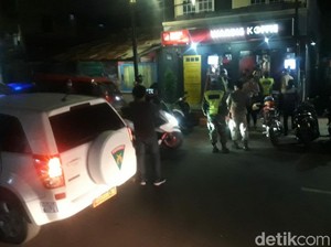 Jelang PSBB, Petugas Mulai Tegas Bubarkan Kerumunan Massa di Cianjur