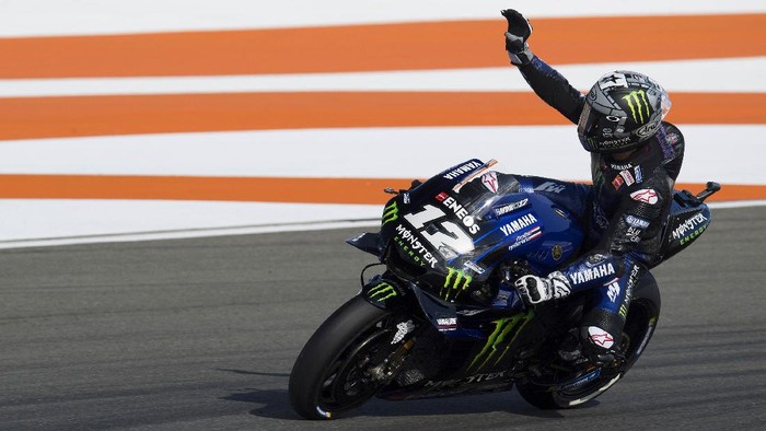 VALENCIA, SPAIN - NOVEMBER 15:  Maverick Vinales of Spain and Yamaha Factory Racing      greets the fans during the MotoGP Of Valencia - Free Practice at Ricardo Tormo Circuit on November 15, 2019 in Valencia, Spain. (Photo by Mirco Lazzari gp/Getty Images)