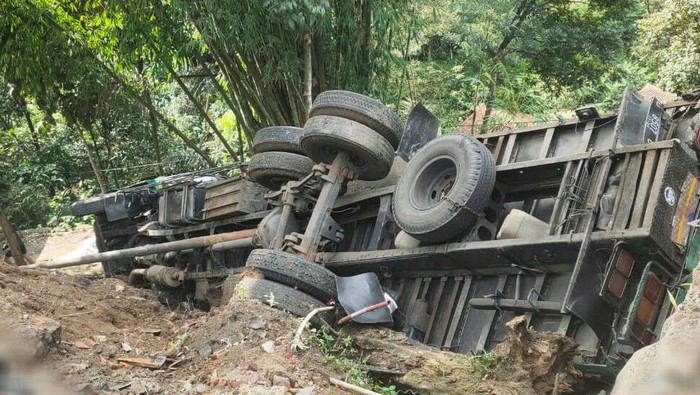 Penampakan truk muatan barang masuk jurang di Sumedang