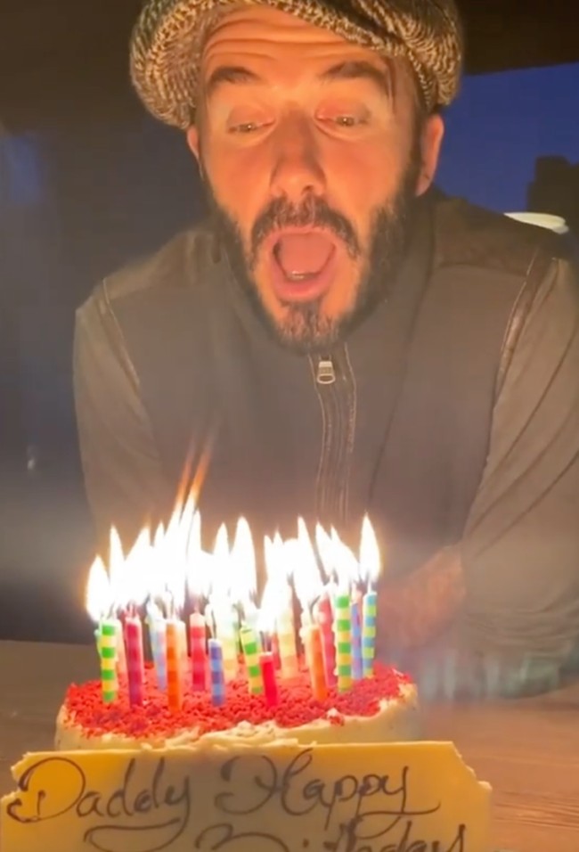 Tepat pada Sabtu (2/5/2020), David Beckham genap berusia 45 tahun. Dikabarkan The Sun, ia merayakan momen spesial tersebut bersama keluarga di rumahnya yang berada di pedesaan Cotswolds, Inggris. Kondisi karantina dan lockdown karena pandemi COVID-19 tak mengurangi kesukacitaannya. (Foto: Instagram)