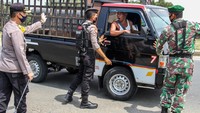 Pemerintah mengimbau warga untuk tetap di rumah dan tidak mudik. Sebab, hal itu menjadi kunci untuk memutus mata rantai penularan COVID-19. ANTARA FOTO/Rahmad