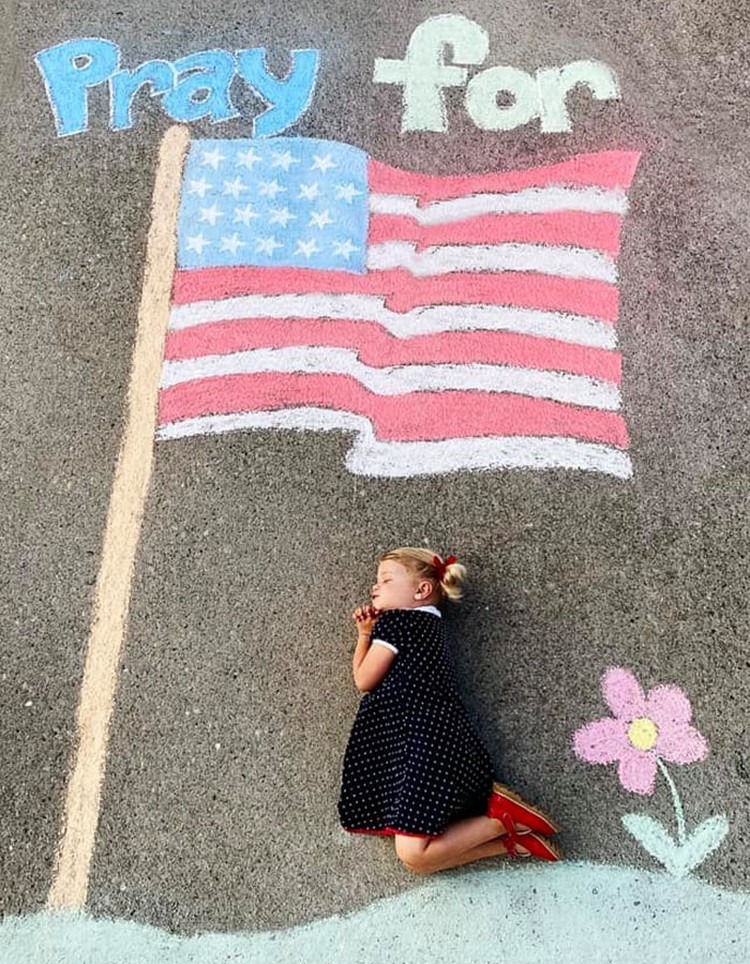 Kreatif! Ibu Ini Menggambar di Jalanan untuk Anaknya Seorang ibu yang mempunyai hobi fotografi dan menggambar membuat karya yang luar biasa untuk bermain bersama anak-anaknya di tengah karantina pandemi COVID-19.