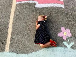 Kreatif! Ibu Ini Menggambar di Jalanan untuk Anaknya