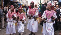 Sekarang, musisi dari berbagai belahan dunia tidak sedikit yang datang ke Maroko untuk belajar memainkan alat musik guenbri. Meskipun terkendala bahasa, para musisi lokal berhasil mengatasinya dengan cara menunjukkan cara bermain alat musik Gnawa tersebut. Jalal Morchidi - Anadolu Agency