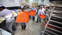 Selanjutnya adalah tradisi makanan bernama Kunafa di Palestina. Makanan ini terbuat dari adonan tepung semolina bercampur keju panas yang ditaburi sirup manis di atasnya. Biasanya umat Muslim di Palestina memakan kunafa untuk jamuan sahur dan berbuka.  Asser Al Zayyat/AFP via Getty Images