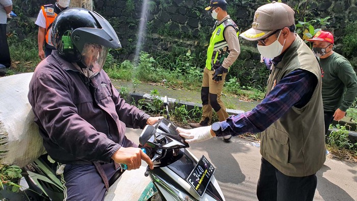 Pelaksanaan wajib bermasker di Sukabumi memasuki hari ketiga. Masih saja ada warga yang melanggar dan terpaksa dihalau agar tidak masuk Sukabumi.