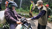 Razia wajib masker digelar di Jalan Ciseureh persimpangan Cemerlang, Kota Sukabumi, Minggu (3/5/2020).