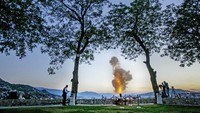 Titik lokasi kumpul untuk melihat meriam ini berada di Yellow Bastion, yang dulunya merupakan bangunan pertahanan selama pemerintahan Kesultanan Ottoman pada abad ke-18. Selama ini meriam dianggap membawa kerukunan bagi masyarakat Sarajevo, Muslim atau non Muslim. Mereka berkumpul dan ada juga yang telah siap membawa meja kecil beserta peralatan makan.  Ismail Duru/Anadolu Agency/Getty Images