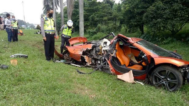 Supercar McLaren mengalami kecelakaan tunggal di Ruas Jalan Tol Jagorawi, Minggu (3/5) diduga karena kelalaian pengemudi. Akibatnya, pengemudi dan penumpang mengalami luka ringan.