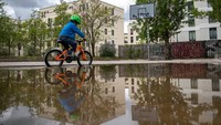Seorang anak mengendarai sepeda di taman bermain basket yang sempat ditutup akibat penyebaran virus Corona yang merebak di Berlin, Jerman.