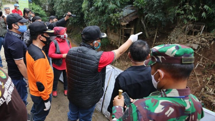 Pemkot Bandung bangun tanggul sementara mengantisipasi lonsor susulan di TPU Cikutra