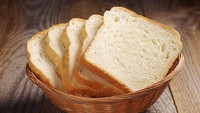 Roti tawar termasuk sumber karbohidrat ultraproses dimana akan dicerna cepat oleh tubuh. Akibatnya terjadi lonjakan dan penurunan gula darah yang cepat, hingga bikin kamu cepat lapar dan kurang puas. Ini mengarah pada kenaikan berat badan. Foto: Getty Images/iStockphoto/SasaJo