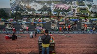 Mereka berdagang tetap dengan menerapkan jaga jarak atau physical distancing guna memutus mata rantai penyebaran COVID-19.