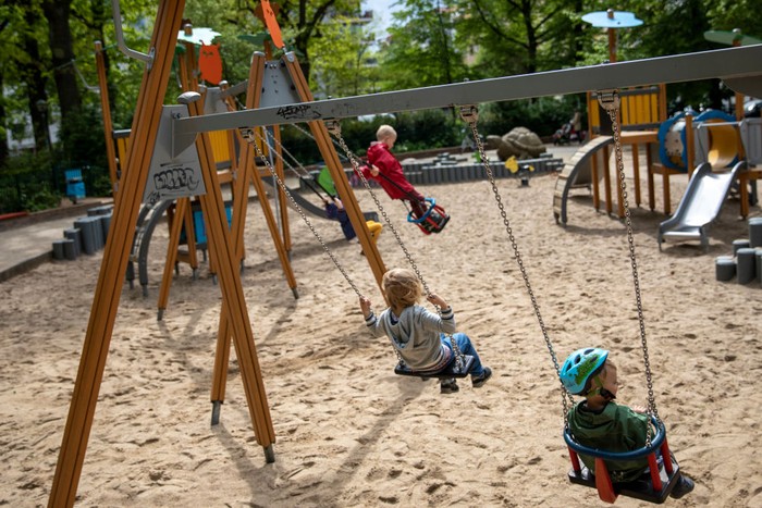 Setelah sekian lama ditutup karena COVID-19, Jerman akhirnya melonggarkan lockdown dan kembali membuka taman bermain untuk anak-anak. Mereka pun dengan senang bermain disana.