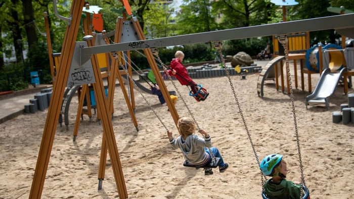 Setelah sekian lama ditutup karena COVID-19, Jerman akhirnya melonggarkan lockdown dan kembali membuka taman bermain untuk anak-anak. Mereka pun dengan senang bermain disana.