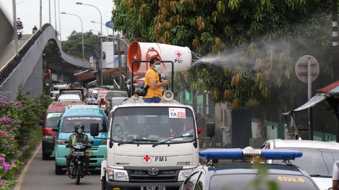 Penyemprotan disinfektan di jalan