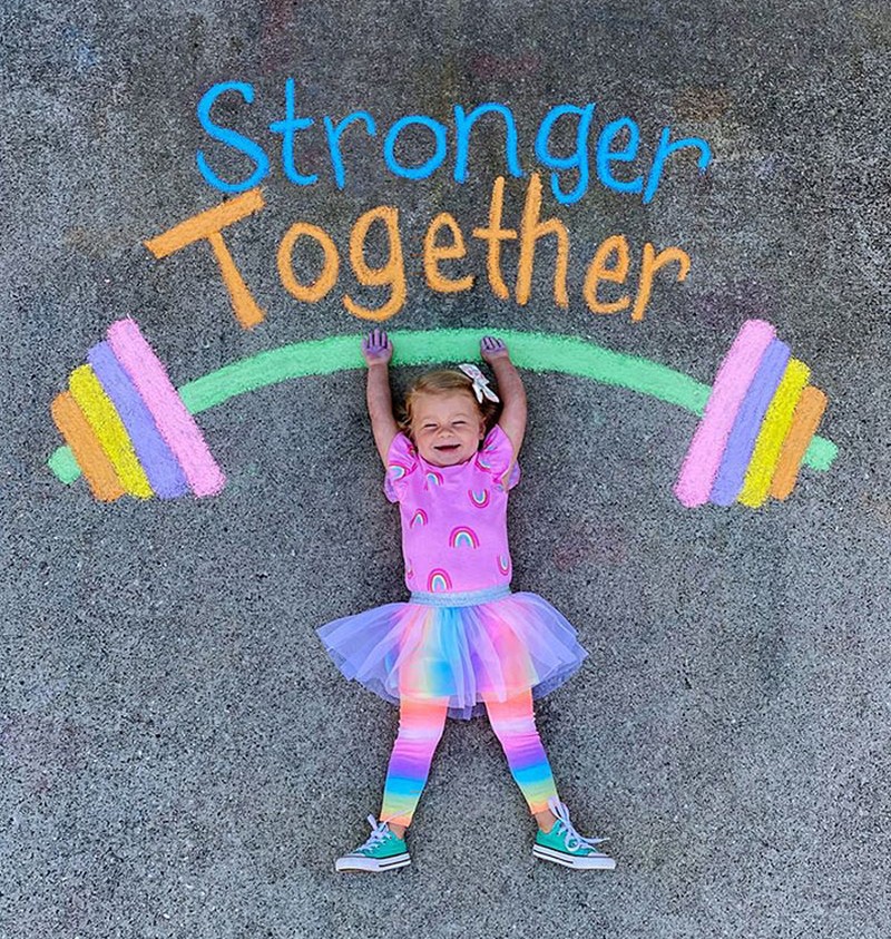 Seorang ibu yang mempunyai hobi fotografi dan menggambar membuat karya yang luar biasa untuk bermain bersama anak-anaknya di tengah karantina pandemi COVID-19.