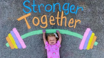 Abbey Burns Tucker memulai serangkaian foto di halaman Facebook-nya yang menampilkan berbagai situasi menyenangkan di mana putri-putrinya berinteraksi dengan gambar-gambar di atas jalan. Seperti ini.