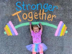 Kreatif! Ibu Ini Menggambar di Jalanan untuk Anaknya