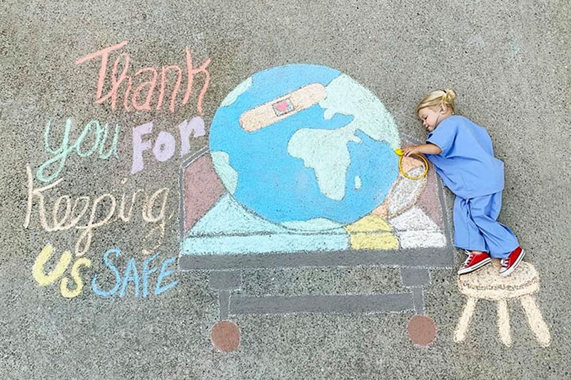 Seorang ibu yang mempunyai hobi fotografi dan menggambar membuat karya yang luar biasa untuk bermain bersama anak-anaknya di tengah karantina pandemi COVID-19.