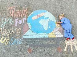 Kreatif! Ibu Ini Menggambar di Jalanan untuk Anaknya