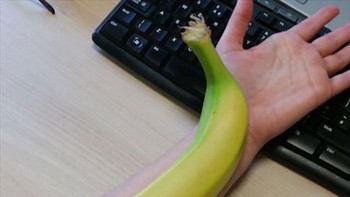 Tidak pernah menyangka akan mendapatkan pisang sepanjang lengan tangannya.