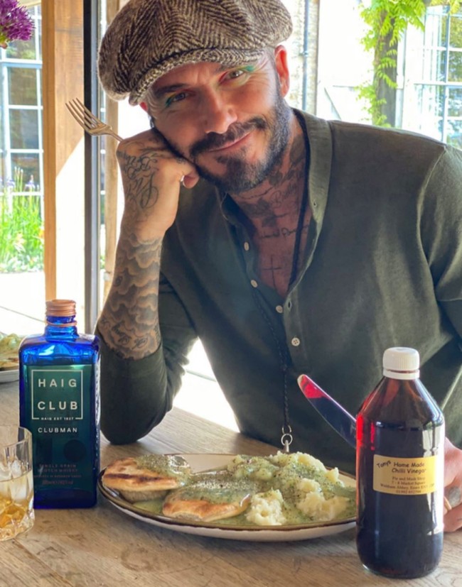 David menikmati hidangan spesial buatan ibunya itu di salah satu sudut rumah seharga 6 juta pound sterling atau sekitar Rp 112 miliar. (Foto: Instagram)