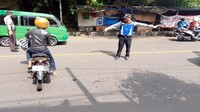 Tampak masih ada pemotor dan pengendara mobil yang tidak menggunakan masker.