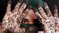 Yang tak kalah menarik adalah tradisi Chand Raat yang biasa dilakukan umat Muslim di Pakistan, India dan Bangladesh. Pada malam terakhir Ramadhan, banyak perempuan di India, Pakistan dan Bangladesh melakukan tradisi Chaand Raat. Tradisi ini dilakukan dengan mengecat tangan serta kaki mereka dengan henna.  Noah Sellam /AFP via Getty Images
