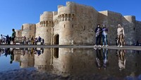 Alexandria adalah kota tua yang sangat bersejarah dibangun sejak zaman Alexander Agung atau Alexander The Great sekitar 600-300 SM. Alexandria pernah menjadi ibu kota Mesir sebelum Mesir memiliki ibu kota dan berpindah ke Kairo seperti saat ini. Giuseppe Cacace/AFP via Getty Images