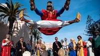 Sejak berabad-abad silam, tradisi Gnawa selalu identik dengan ekspresi kebudayaan sufi. Belum lama ini, budaya Maroko tersebut telah dimasukkan dalam daftar Warisan Budaya versi UNESCO, tepatnya pada 12 Desember 2019 lalu. Fadel Senna/AFP via Getty Images