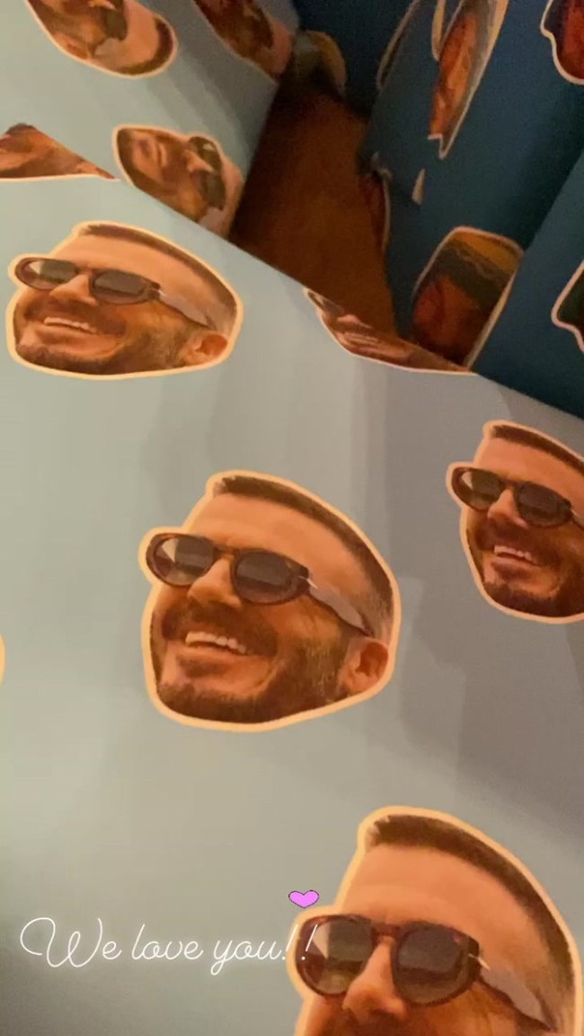 Victoria dan anak-anak sudah menyiapkan kado spesial bagi David. Uniknya, kado tersebut dibungkus dengan kertas yang dihiasi kolase wajah David. (Foto: Instagram)