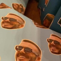 Victoria dan anak-anak sudah menyiapkan kado spesial bagi David. Uniknya, kado tersebut dibungkus dengan kertas yang dihiasi kolase wajah David. (Foto: Instagram)