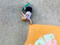 Kreatif! Ibu Ini Menggambar di Jalanan untuk Anaknya