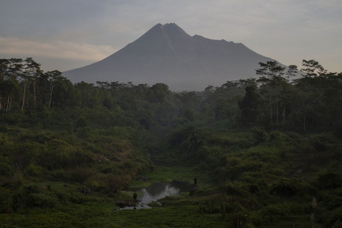 AKTIVITAS GUNUNG MERAPI Puncak Gunung Merapi terlihat dari Sungai Gendol, Bronggang, Cangkringan, Sleman, DI Yogyakarta, Minggu (3/5/2020). Menurut laporan Balai Penyelidikan dan Pengembangan Teknologi Kebencanaan Geologi (BPPTKG) Yogyakarta pada tanggal 24 - 30 April 2020 aktivitas Gunung Merapi masih cukup tinggi tercatat 10 kali gempa hembusan, 47 kali gempa fase banyak, 16 kali gempa guguran dan 8 kali gempa tektonik dengan potensi bahaya berupa awan panas dari runtuhnya kubah lava jika terjadi letusan eksplosif. ANTARA FOTO/Hendra Nurdiyansyah/foc.