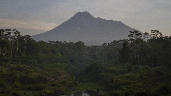 Puncak Gunung Merapi terlihat dari Sungai Gendol, Bronggang, Cangkringan, Sleman, DI Yogyakarta, Minggu (3/5/2020). Menurut laporan Balai Penyelidikan dan Pengembangan Teknologi Kebencanaan Geologi (BPPTKG) Yogyakarta pada tanggal 24 - 30 April 2020 aktivitas Gunung Merapi masih cukup tinggi tercatat 10 kali gempa hembusan, 47 kali gempa fase banyak, 16 kali gempa guguran dan 8 kali gempa tektonik dengan potensi bahaya berupa awan panas dari runtuhnya kubah lava jika terjadi letusan eksplosif. ANTARA FOTO/Hendra Nurdiyansyah/foc.