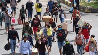 Pemudik tujuan pulau Jawa itu sebelumnya tertahan dan menumpuk di Pelabuhan Gilimanuk, Bali sejak Sabtu (2/5) dan mulai berdatangan di Banyuwangi setelah pembatasan penyeberangan penumpang dan kendaraan umum dibuka sementara.