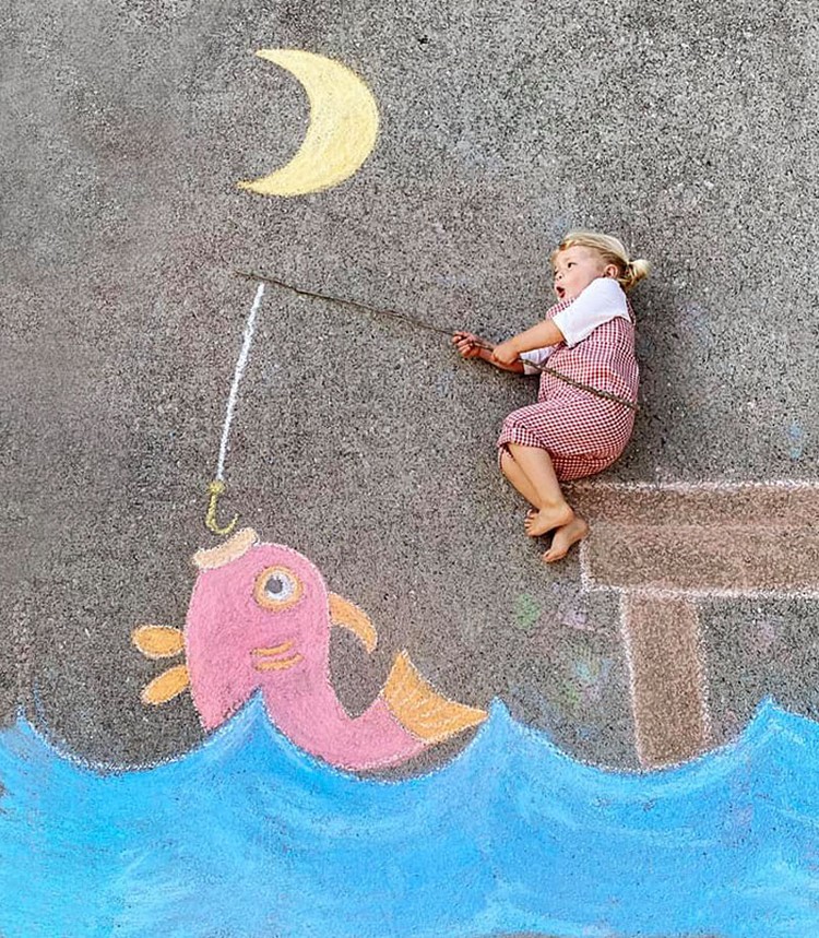 Seorang ibu yang mempunyai hobi fotografi dan menggambar membuat karya yang luar biasa untuk bermain bersama anak-anaknya di tengah karantina pandemi COVID-19.