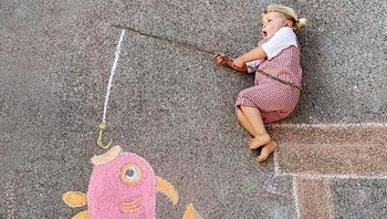 Ekspresi anak-anak Tucker ini juga mendukung karya-karya ibunya menjadi lebih nyata.