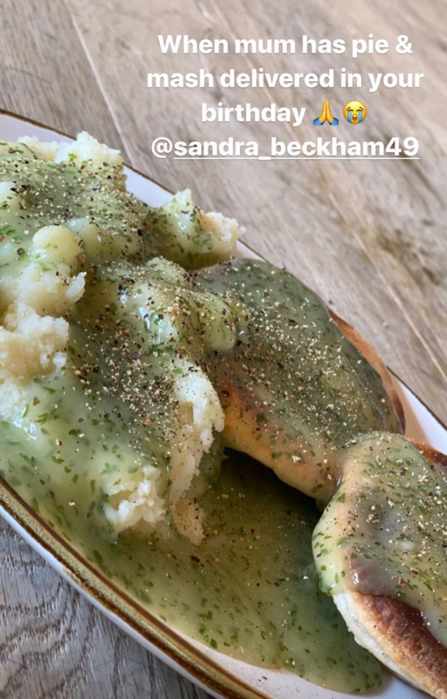 Seperti terlihat di Instagram David Beckham, momen tersebut dirayakan secara sederhana. Ibu David, Sandra, membuat sajian spesial untuk anaknya berupa pie dan mash. (Foto: Instagram)