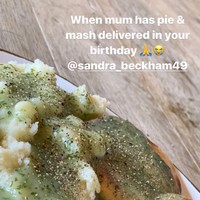 Seperti terlihat di Instagram David Beckham, momen tersebut dirayakan secara sederhana. Ibu David, Sandra, membuat sajian spesial untuk anaknya berupa pie dan mash. (Foto: Instagram)
