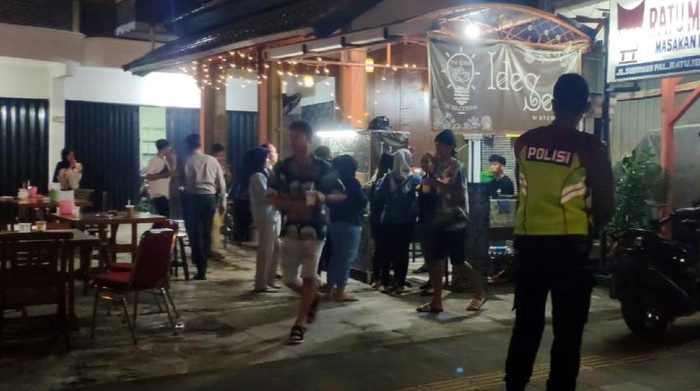 Polisi Sukabumi bubarkan warga nongkrong hingga balapan liar di tengah pandemi Corona