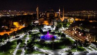 Bangunan ini pada awalnya berfungsi sebagai gereja, sempat berubah menjadi masjid sebelum akirnya pada masa republik Turki diubah menjadi museum. Indah sekali saat malam bermandikan cahaya.