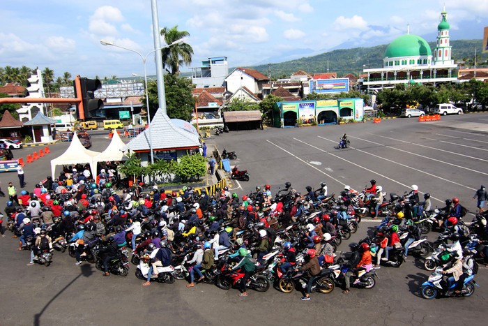PEMUDIK DARI BALI DI PELABUHAN KETAPANG Pemudik asal Bali turun dari kapal di Pelabuhan Ketapang Banyuwangi, Minggu (3/5/2020). Pemudik tujuan pulau Jawa itu sebelumnya tertahan dan menumpuk di Pelabuhan Gilimanuk, Bali sejak Sabtu (2/5) dan mulai berdatangan di Banyuwangi setelah pembatasan penyeberangan penumpang dan kendaraan umum dibuka sementara. ANTARA FOTO/Budi Candra Setya/foc.