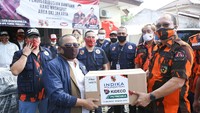 Ketua Gugus Tugas Nasional Task Force Kemanusiaan Covid-19 Ormas Pemuda Pancasila Arif Rahman (kedau kiri) dan Dewan Pakar Majelis Pimpinan Nasional (MPN) Pemuda Pancasila (MPN PP) Ahmad Syauqi Maruf Amin (kedua kanan) saat menyerahkan bantuan.  Taufiq Adi Nugroho/dok. PP
