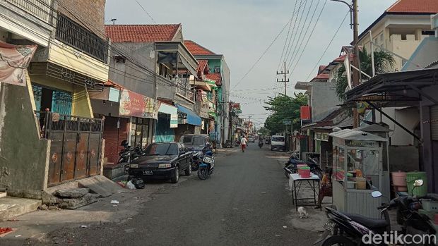 Penutupan Pasar Tradisional Gresik PPI di Jalan Jepara, Krembangan, Surabaya diperpanjang hingga 11 Mei mendatang. Itu merupakan keputusan Pemkot Surabaya karena sedang diterapkan PSBB.