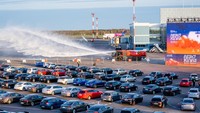 Ratusan mobil parkir di apron bandara, sebab telah tersedia bioskop drive-in di Bandara Internasional Vilnuis, Lithuania. Cara ini menjadi solusi hiburan di tengah pandemi virus Corona. Foto: Vilnuis Airport