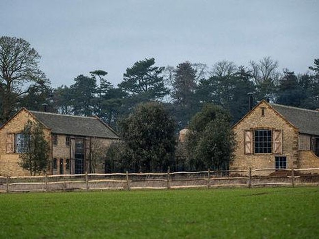 Penampakan rumah David Beckham di Cotswolds. Beckham membelinya pada 2015 silam. (Foto: Dok. Ist)