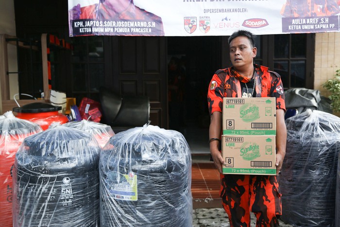 Distribusi Bantuan untuk Relawan COVID-19 Organisasi Masyarakat Pemuda Pancasila bersama Indika Fondation menyerahkan bantuan sembako dan alat medis kepada relawan gugus tugas cabang Majelis Pimpinan Cabang Pemuda Pancasila Kota Tangerang Selatan di kantor MPN PP, Jakarta, Minggu (3/5).